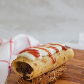 Crepe relleno de tiras de ternera y salsa kebab