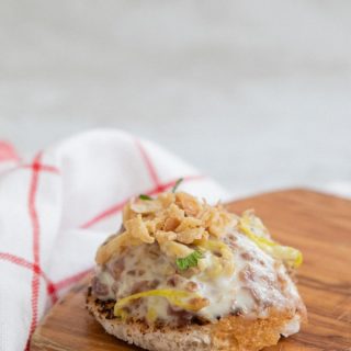 Ensaladilla de puerro y jamón con cebolla crujiente