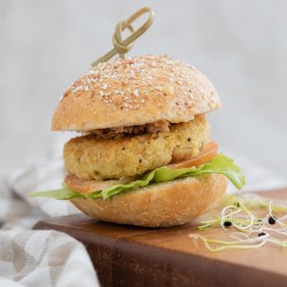 Hamburquesita de quinoa, mayonesa y vegetales
