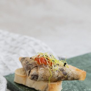 Brick de morcilla con crema de piquillos