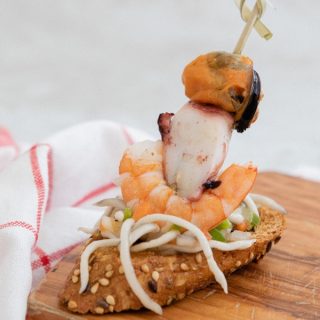 Brocheta de salpicón de marisco y gula