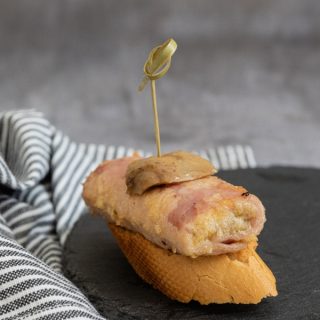 Canelón de jamón relleno de hongos