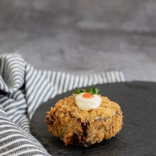 Carrillera de cerdo frita en panko sobre puré de patata
