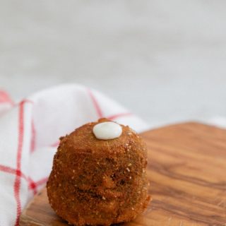 Champiñón relleno y frito con ali-oli