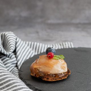 Compota de pera salteada, crema de foie y gelatina de vino dulce navarro