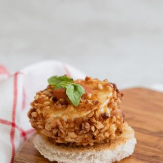 Crocanti de queso de cabra, tomate y albahaca