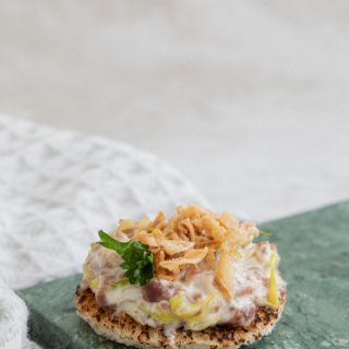 Ensaladilla de puerro y jamón con cebolla crujiente
