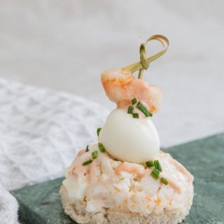 Ensaladilla de txaka con brocheta de gamba y huevo