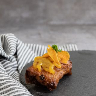 Envoltini de pato confitado con salsa de naranja