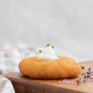 Falafel sobre salsa de yogurt