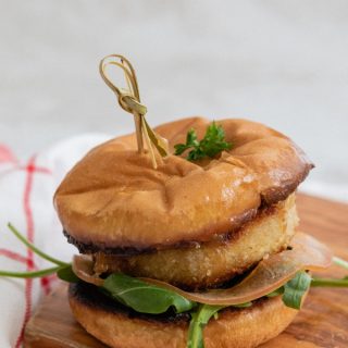 Hamburguesa de pollo y toque de queso azul con cebolla caramelizada