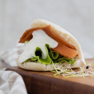 Kebab de seitán con salsa de yogurt