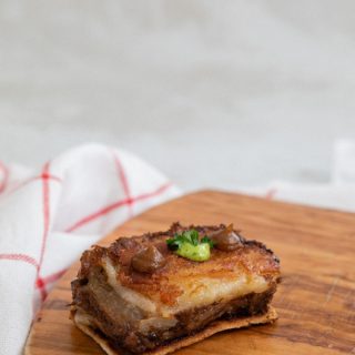 Milhojas de patata, panceta ahumada y zancarrón