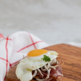 Montadito de gulas con jamón y huevo