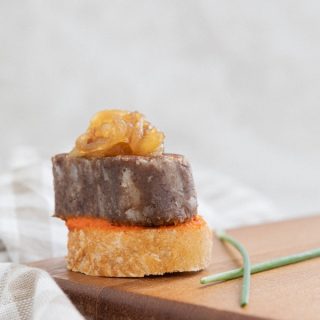 Morcilla vegana con mousse de piquillo y confitura de cebolla