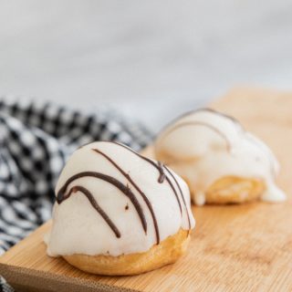 Profiteroles de crema y chocolate