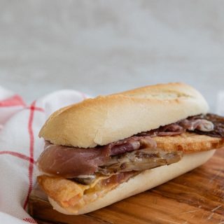 Pulguita de jamón, tomate y setas