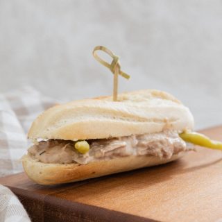 Pulguita rellena de atún (pesca sostenible), mayonesa y piparra