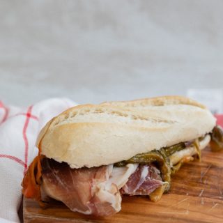 Txapata de jamón serrano con pimiento asado